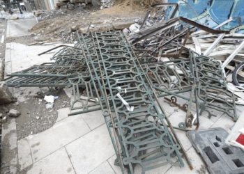 Una barandilla histórica de Jenaro de la Fuente acaba destrozada en el parque municipal de Lavadores