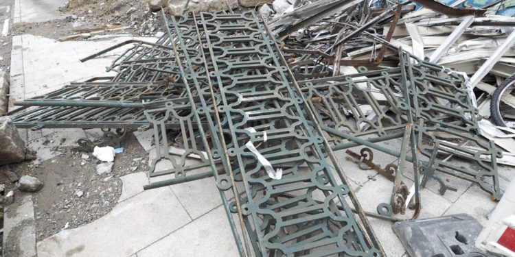 Una barandilla histórica de Jenaro de la Fuente acaba destrozada en el parque municipal de Lavadores