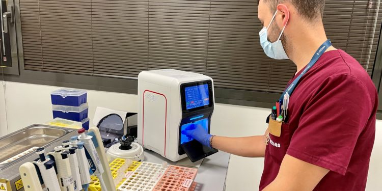 Vithas Vigo incorpora equipos para realizar PCR ‘a pie de cama’ y obtener los resultados en media hora