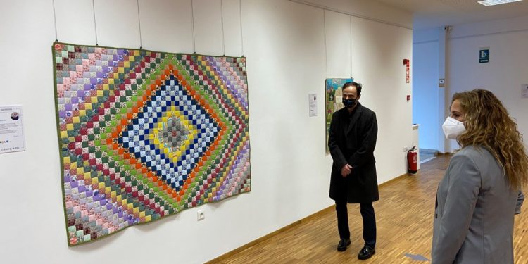 Down Vigo amosa na sede local da Deputación ‘A viaxe da miña vida’, unha exposición de coloristas tapices
