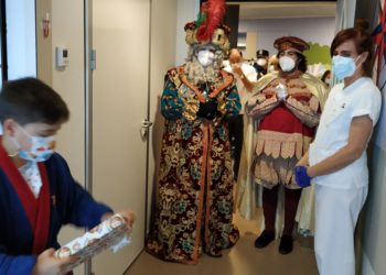 O rei Melchor visita a nenos e nenas no hospital Álvaro Cunqueiro