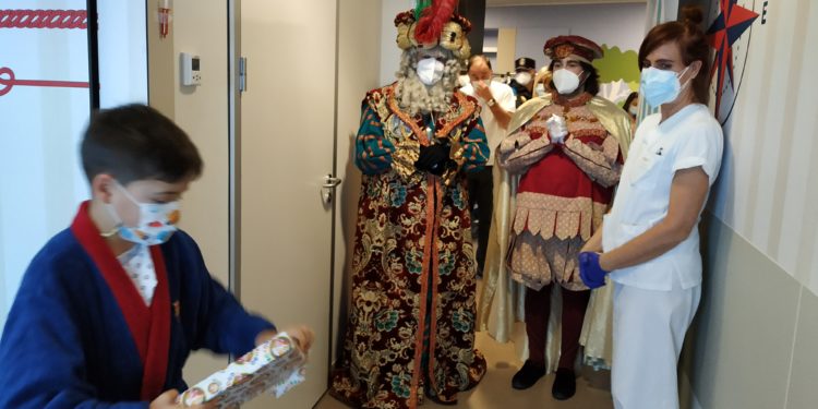 O rei Melchor visita a nenos e nenas no hospital Álvaro Cunqueiro
