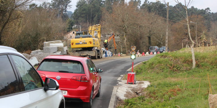 Obras de emerxencia en Mos para reparar unha estrada que estaba a sufrir un afundimento do firme