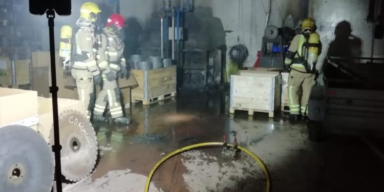 Los bomberos, durante la intervención. / Foto: Concello do Porriño