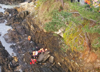 El helicóptero «Pesca 1» rescata a un hombre tras precipitarse por un acantilado en Monte Lourido
