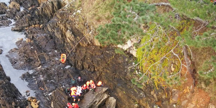 El helicóptero «Pesca 1» rescata a un hombre tras precipitarse por un acantilado en Monte Lourido