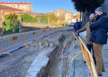 El PP denuncia, junto a los vecinos, el “abandono” de la zona de Alcalde Lavadores y la calle Ceboleira
