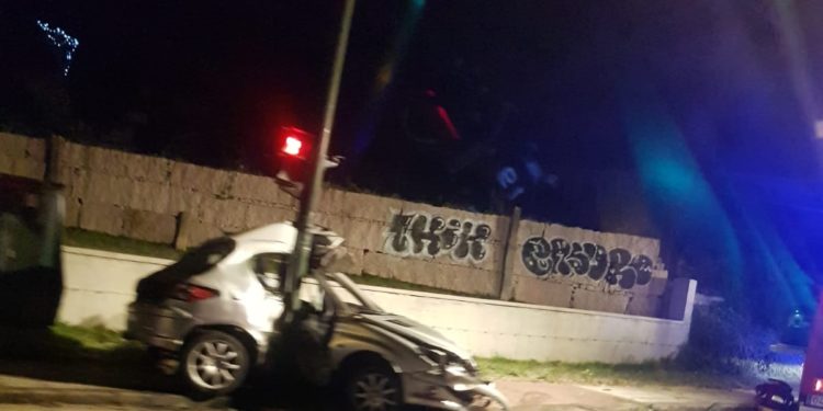 Muere un joven en Vigo tras impactar con su coche contra una farola