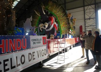 El montaje de la Cabalgata de Reyes corta el tráfico en Castelao desde la tarde del lunes