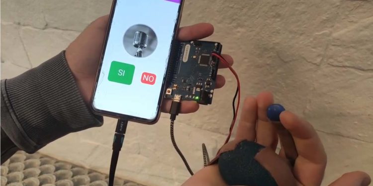 Estudantes da UVigo desenvolven un prototipo para comunicarse con persoas con parálise cerebral