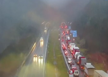 Un incendio en un camión obliga a cortar la autovía A-52 a la altura del túnel de A Cañiza