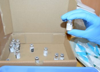 Os Reis Magos ‘chegan’ a Doral Residencias Mos coa vacina contra a Covid-19