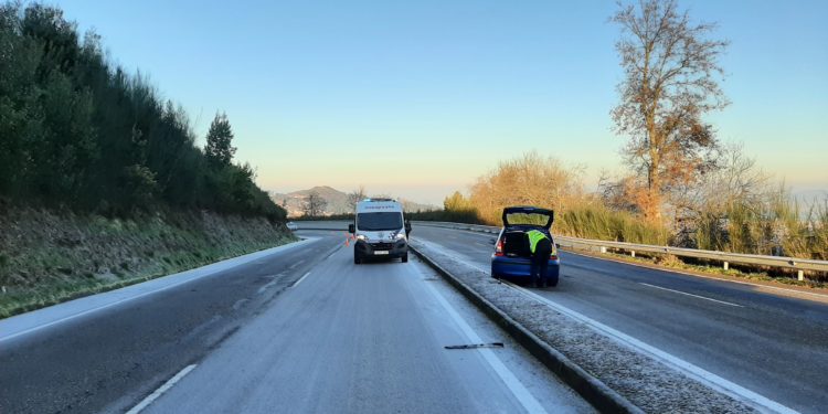 La Policía Local pide “extremar” la precaución en Vigo, que registró tres accidentes de tráfico por las heladas