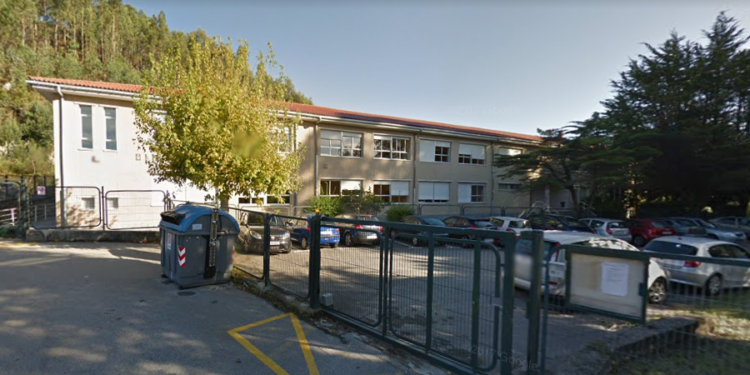 Un incendio en un dispensador de papel higiénico obliga a desalojar un instituto en Cangas