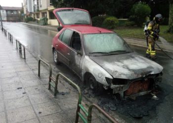 Un coche acaba calcinado en Vigo tras incendiarse en plena marcha