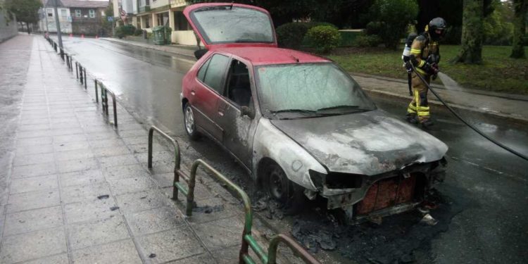 Un coche acaba calcinado en Vigo tras incendiarse en plena marcha