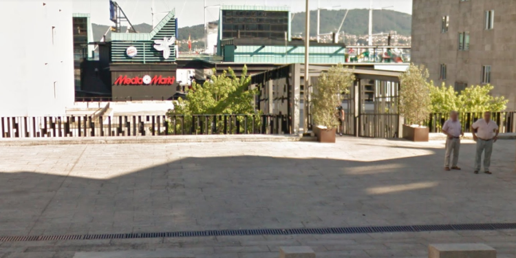 Detienen en Vigo a un menor acusado de agredir a un policía que iba a denunciar a un amigo suyo por escupir a otros peatones