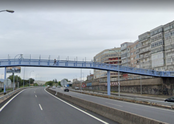 La Policía Nacional de Vigo evita el suicidio de un hombre que se quería tirar a la AP9 desde un puente