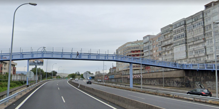 La Policía Nacional de Vigo evita el suicidio de un hombre que se quería tirar a la AP9 desde un puente