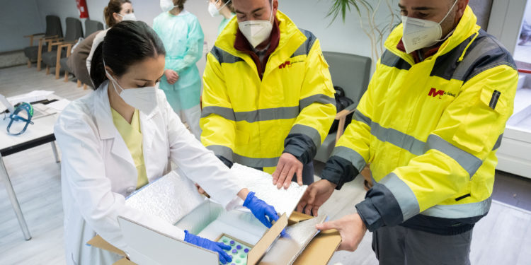 La vacunación de la Covid-19 al personal sanitario gallego comenzará este miércoles