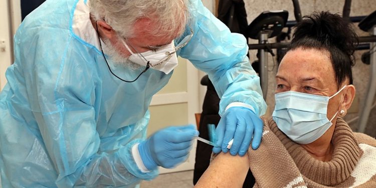 Galicia finalizará la vacunación de la Covid-19 en las residencias en tres semanas y ya prepara la segunda fase