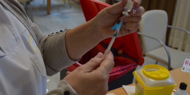 Os Reis Magos ‘chegan’ a Doral Residencias Mos coa vacina contra a Covid-19