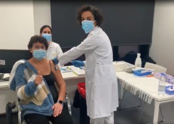 Máis dun milleiro de profesionais da área sanitaria de Vigo inician a vacinación fronte á Covid-19