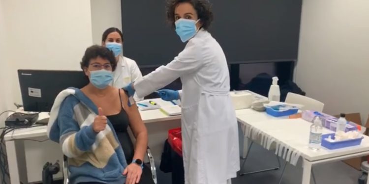 Máis dun milleiro de profesionais da área sanitaria de Vigo inician a vacinación fronte á Covid-19