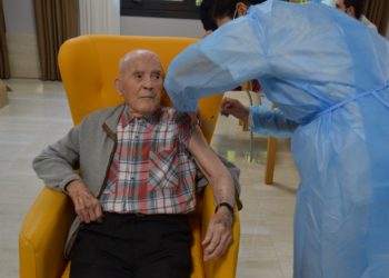 Os Reis Magos ‘chegan’ a Doral Residencias Mos coa vacina contra a Covid-19