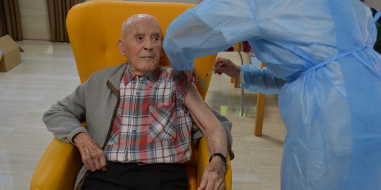 Os Reis Magos ‘chegan’ a Doral Residencias Mos coa vacina contra a Covid-19