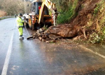 Un talud sufre un corrimiento de tierra en Cabral
