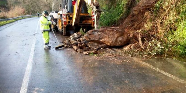 Un talud sufre un corrimiento de tierra en Cabral