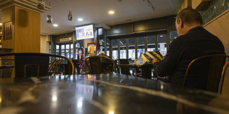 Galicia quiere implantar un registro de entrada en los bares para rastrear positivos por Covid-19