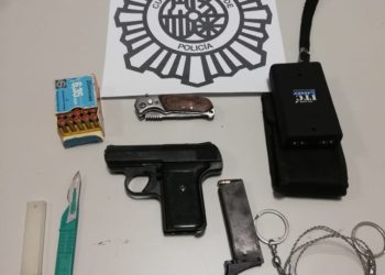 Detenido un vigués tras ser sorprendido con una pistola, un collar estrangulador, una defensa taser y una navaja