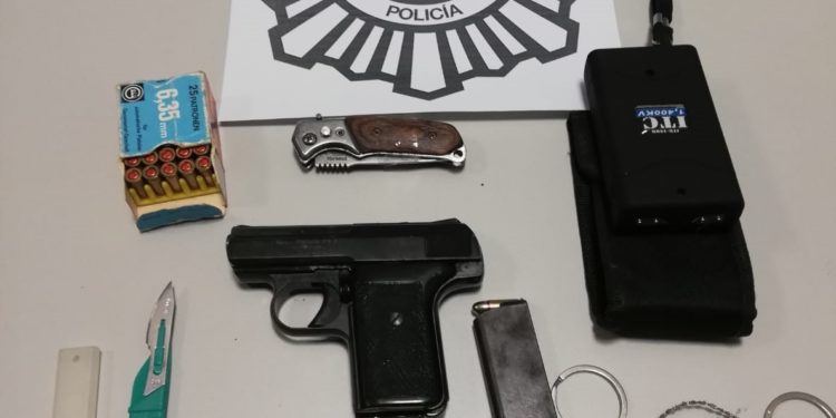 Detenido un vigués tras ser sorprendido con una pistola, un collar estrangulador, una defensa taser y una navaja