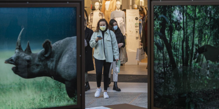 El área sanitaria de Vigo baja del millar de casos activos y acelera la recuperación en las UCI