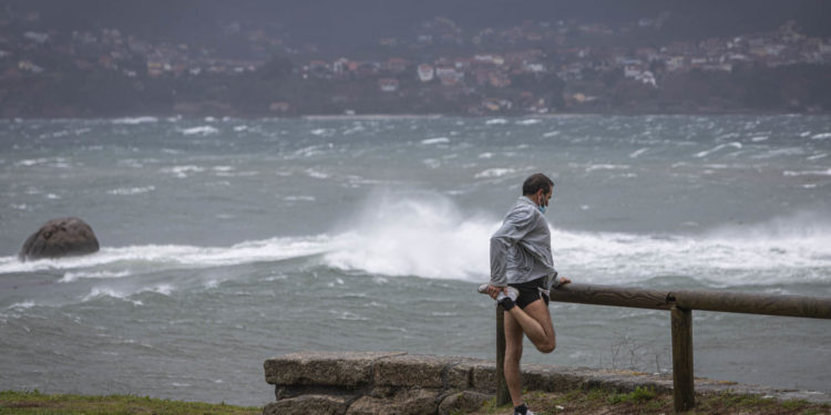 La borrasca «Karim» deja en Vigo 34 l/m2 de lluvia acumulada y rachas de 117 km/h en Cíes