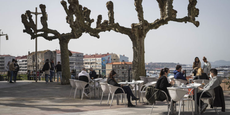 Las terrazas vuelven a dar vida a las calles de Vigo