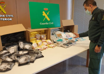 La Guardia Civil interviene cerca de 2.000 mascarillas ilegales a un vecino de Vigo