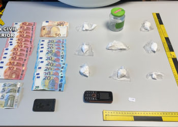 La Guardia Civil de O Porriño se incauta de 80 gramos de cocaína y 500 euros ocultos en un vehículo