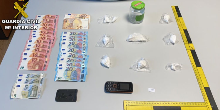 La Guardia Civil de O Porriño se incauta de 80 gramos de cocaína y 500 euros ocultos en un vehículo