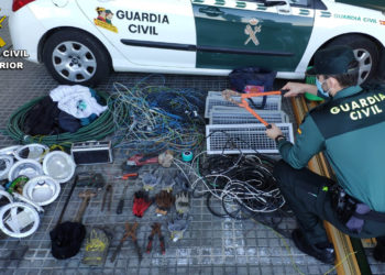 La Guardia Civil detiene a dos vigueses por robar y causar daños en el cableado de telefonía móvil