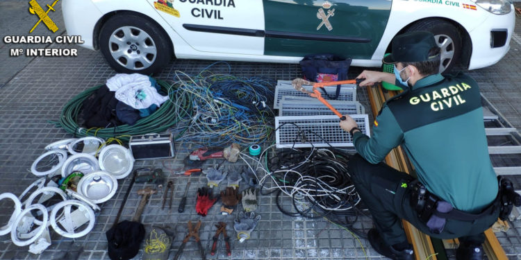 La Guardia Civil detiene a dos vigueses por robar y causar daños en el cableado de telefonía móvil