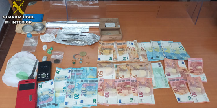 La Guardia Civil detiene en Mos a un vecino de Cangas por tráfico de drogas