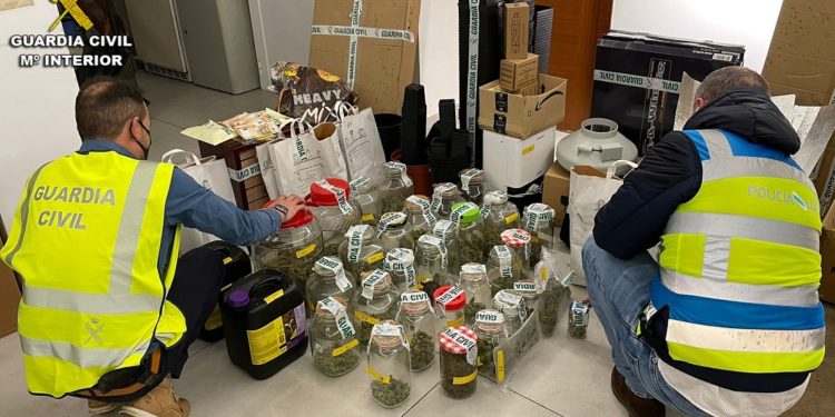 La Guardia Civil desarticula un punto de venta de drogas en una casa en O Porriño
