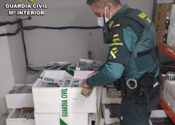 Investigan a tres vigueses por distribuir accesorios para móviles y tabletas supuestamente falsificados