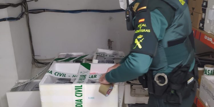 Investigan a tres vigueses por distribuir accesorios para móviles y tabletas supuestamente falsificados