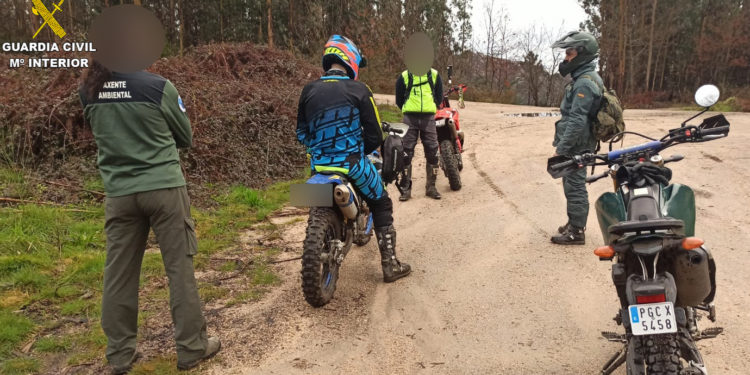 La Guardia Civil impone una veintena de multas en un control de acceso a los montes de A Louriña