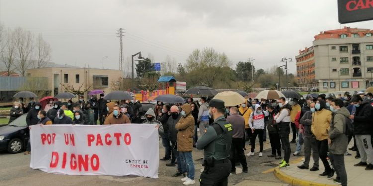 O cadro de persoal de Frigolouro inicia mobilizacións ante o bloqueo das negociacións do pacto laboral