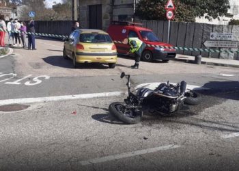 Un piloto resulta herido de gravedad en Tui al chocar su moto y un turismo